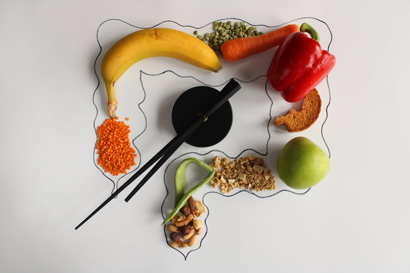 Lebensmittel in Form eines Darms um eine Uhr gelegt