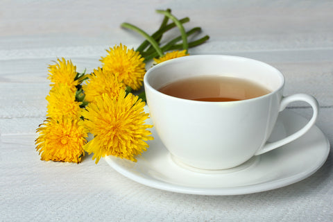 Eine Tasse Löwenzahn-Kaffee