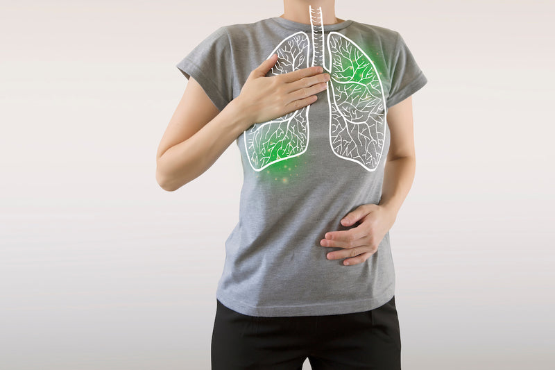 Person mit schematischer Darstellung einer Lunge