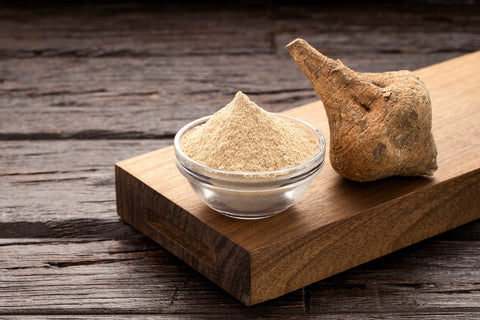 Adaptogene: Maca-Wurzel als Knolle und als Pulver