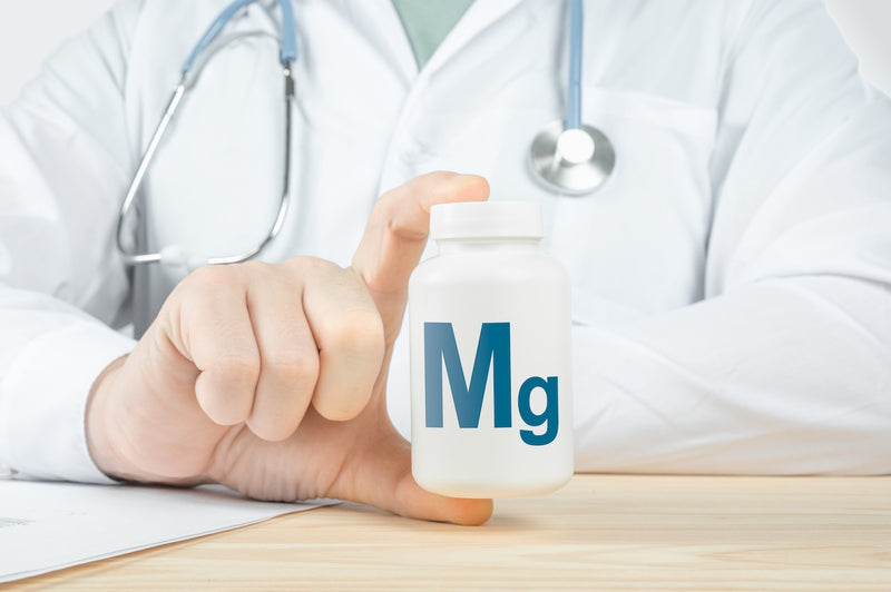 Welches Magnesium ist das Beste? Arzt zeigt Dose mit Aufschrift Mg