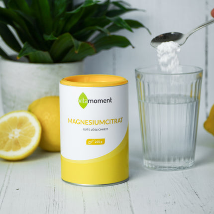 Wasserglas mit Magnesiumcitrat-Pulver von VitaMoment