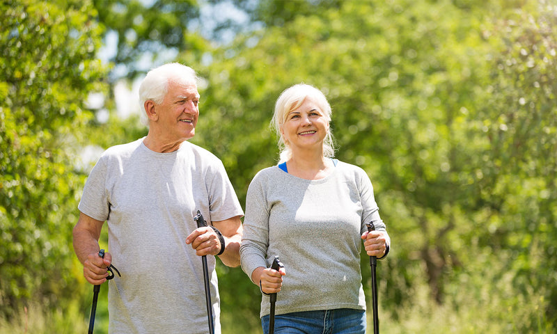Astaxanthin Wirkung: Älteres Paar macht Nordic Walking