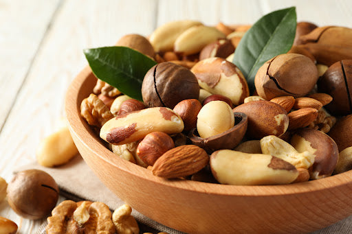 Gesunde Snacks für abends: Nüsse in einer Schale