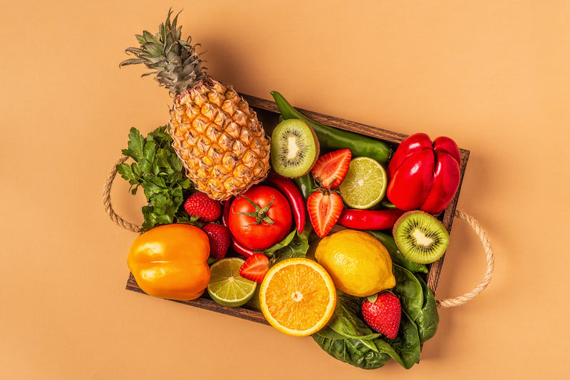 Verschiedene Obst- und Gemüsesorten in einer Kiste