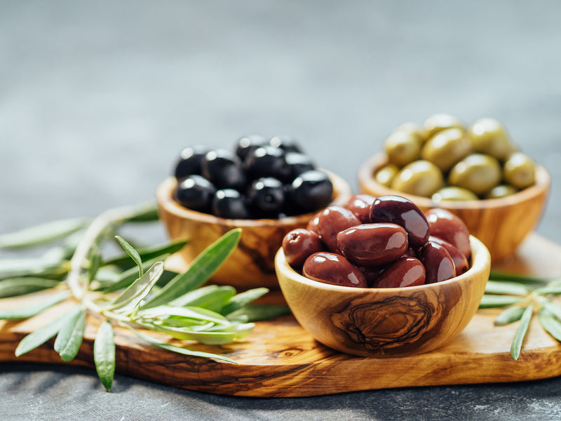 Gesunde Snacks für abends: Drei kleine Schalen mit Oliven