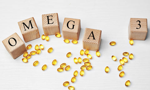 Holzklötze mit Aufschrift Omega 3
