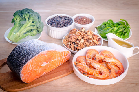 Auswahl an Lebensmitteln mit Omega-3-Fettsäuren