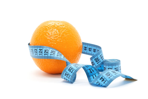 Eine orange mit einem Maßband