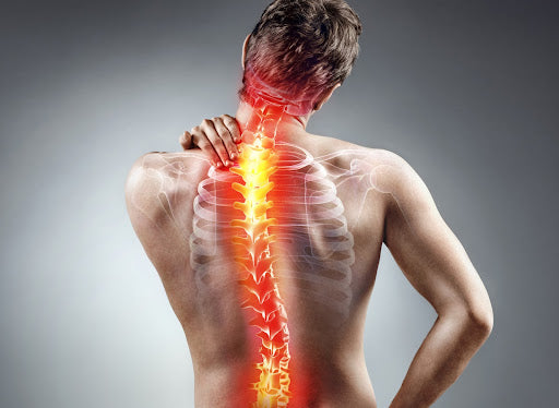 Osteochondrose Symptome, Ursachen, Therapie: Schmerzender Rücken eines Mannes mit leuchtender Farbe markiert