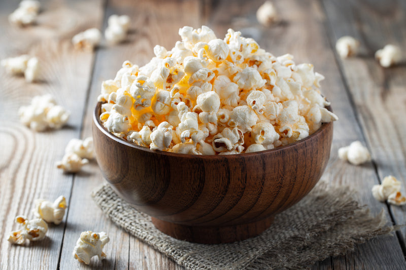 Gesunde Snacks für abends: Eine Schüssel mit Popcorn