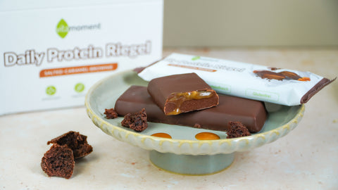 Tolle Alternative zu Schokolade: Der VitaMoment Daily Protein Riegel in der Geschmacksrichtung Salted Caramel Brownie