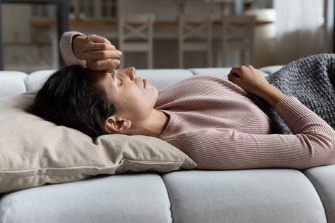 Frau ruht sich auf einem Sofa aus