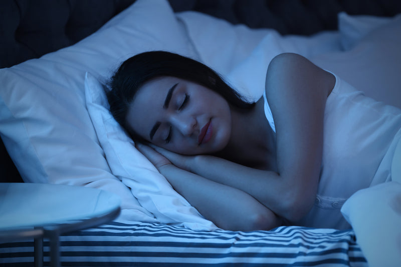 Frau schläft nachts im Bett