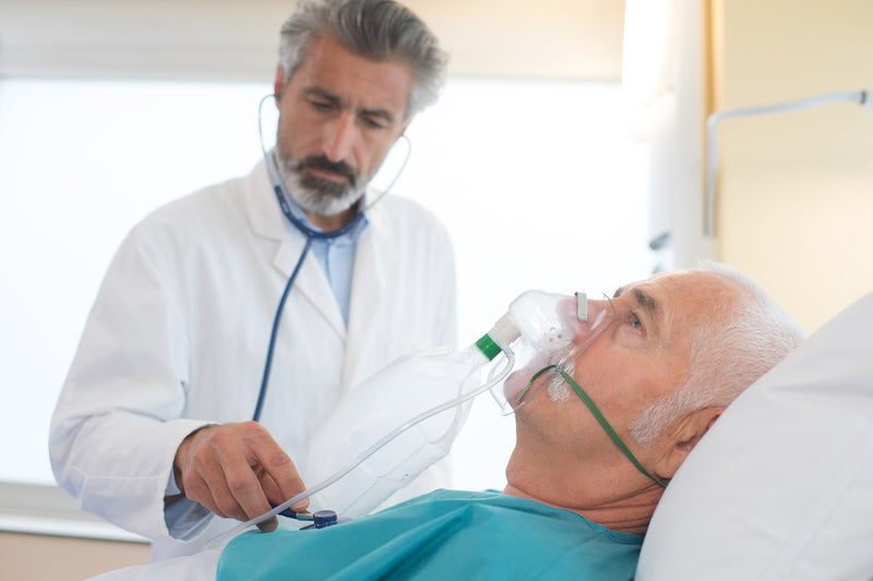 Arzt untersucht Atmung eines Patienten