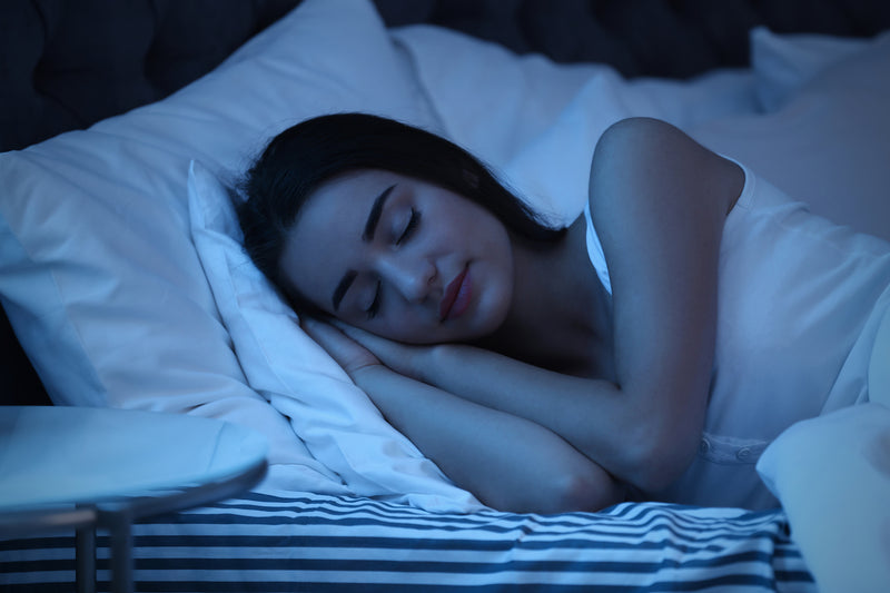 Fettleber Symptome Ursachen: Frau schläft nachts im Bett