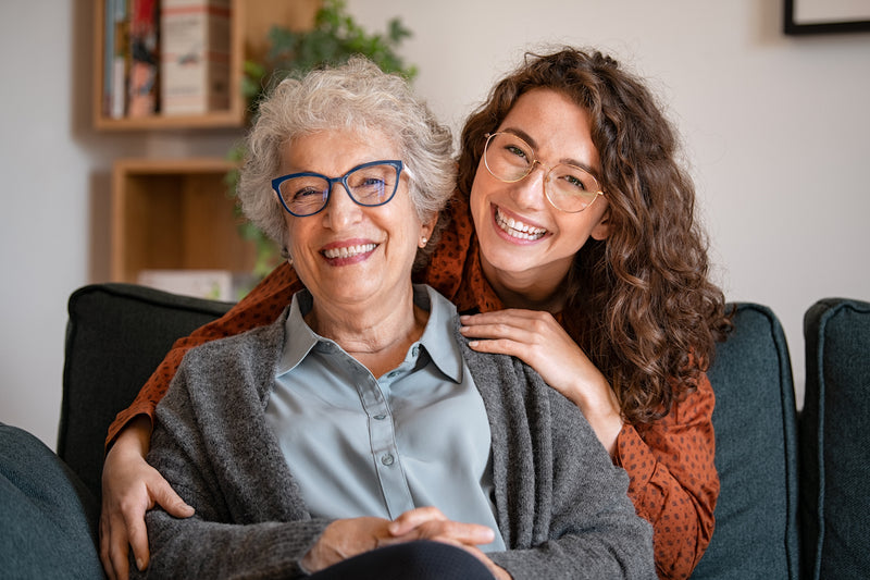 Jüngere und ältere Frau mit Brillen