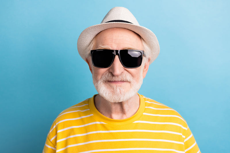 Älterer Mann mit Sonnenbrille