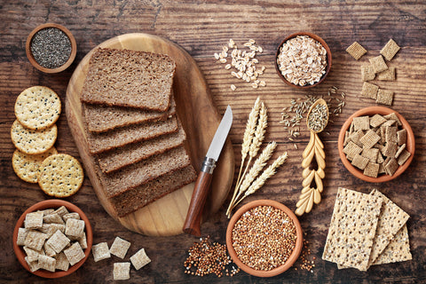 Vollkornbrot, Haferflocken und Flakes auf einem Tisch