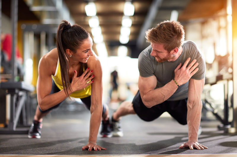 Frau und Mann machen zusammen Fitness-Übung