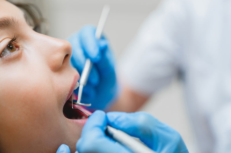 Zahnarzt führt Behandlung durch: Ein Calciummangel beeinflusst die Zahngesundheit