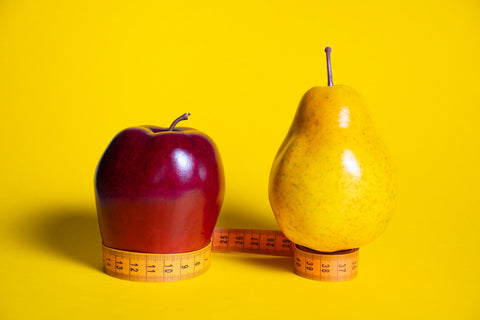 Apfel und Birne mit Maßbändern
