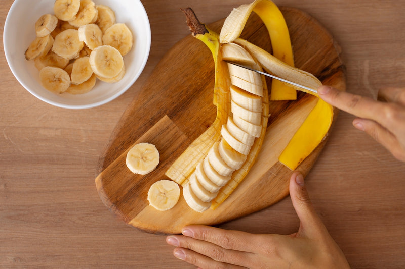 Lebensmittel gegen Regelschmerzen: eine geschälte Banane in Stücke geschnitten