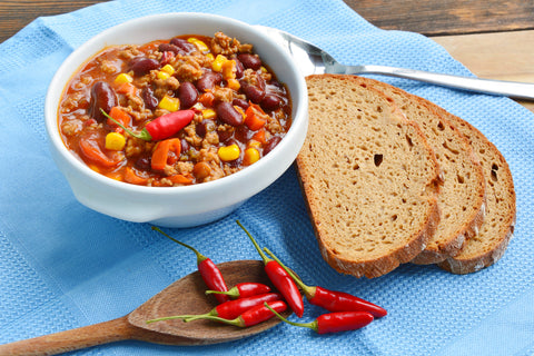 Tipps gegen Hitze: Eine Schüssel Chili con carne mit zwei Scheiben Brot