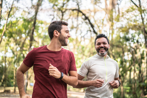 Ständige Müdigkeit trotz viel Schlaf: Zwei Männer joggen zusammen