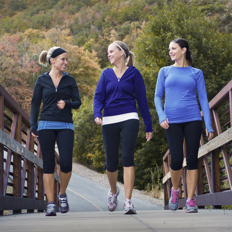 Frauen joggen gehen reden daily protein