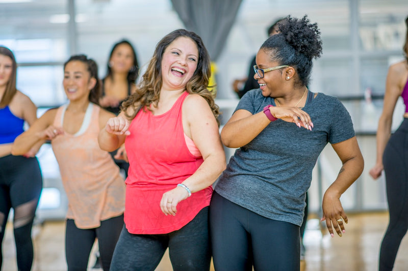 Ernährung in den Wechseljahren: Zwei Frauen haben Spaß beim Sport