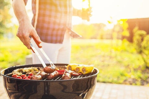 Tipps gegen Hitze: Würstchen und anderes Grillgut auf einem Grill