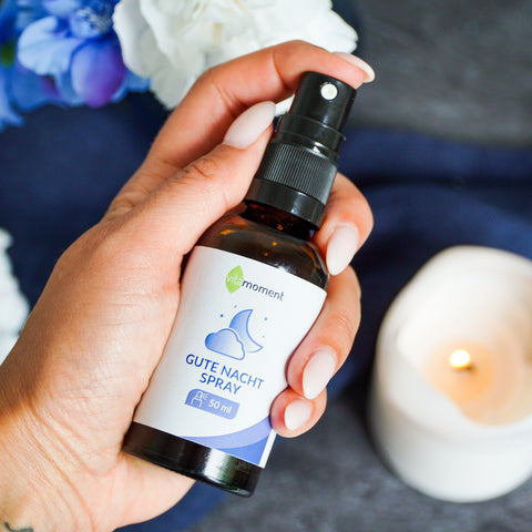 Das VitaMoment Gute Nacht Spray in einer Hand