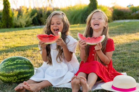 Tipps gegen Hitze: Zwei Mädchen essen Wassermelone