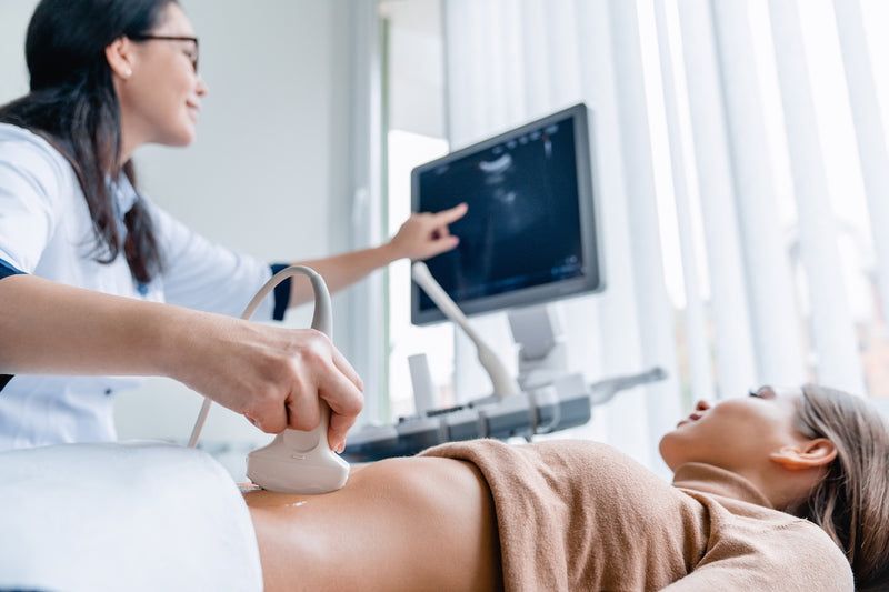 Fettleber Symptome Ursachen: Ärztin macht einen Ultraschall der Leber bei einer Patientin