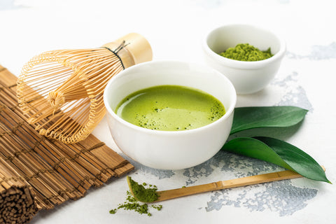 Schale mit Matcha Tee