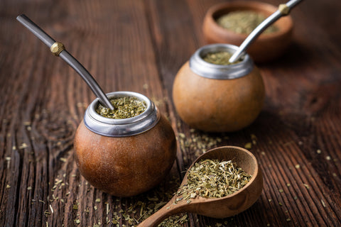 Trinkgefäße mit Mate Tee
