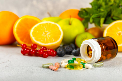 Ständige Müdigkeit trotz viel Schlaf: Buntes Obst und Gemüse und davor eine Dose mit Kapseln