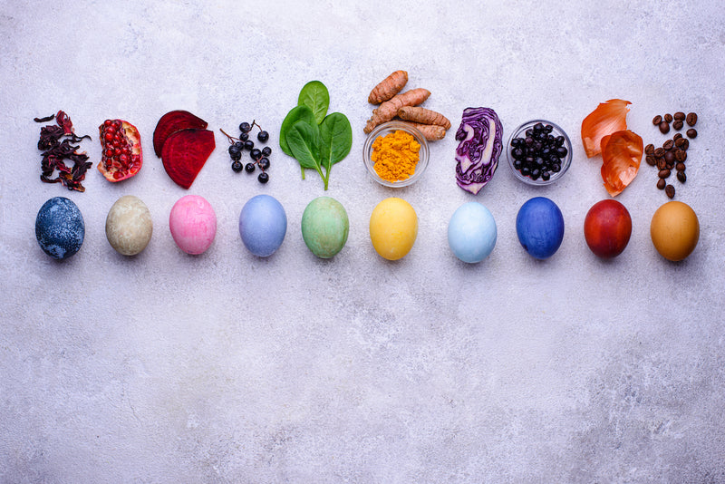 Ostereier natürlich färben: bunte Eier und Lebensmittel, mit denen sich Eier natürlich färben lassen