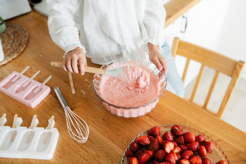 Protein Eis: Person rührt selbstgemachtes Eis in der Küche in einer Schüssel