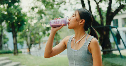 Frau trinkt einen Proteinshake