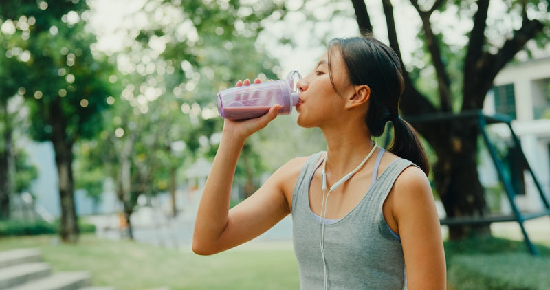 Frau trinkt einen Proteinshake