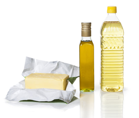Butter und zwei Flaschen mit Öl