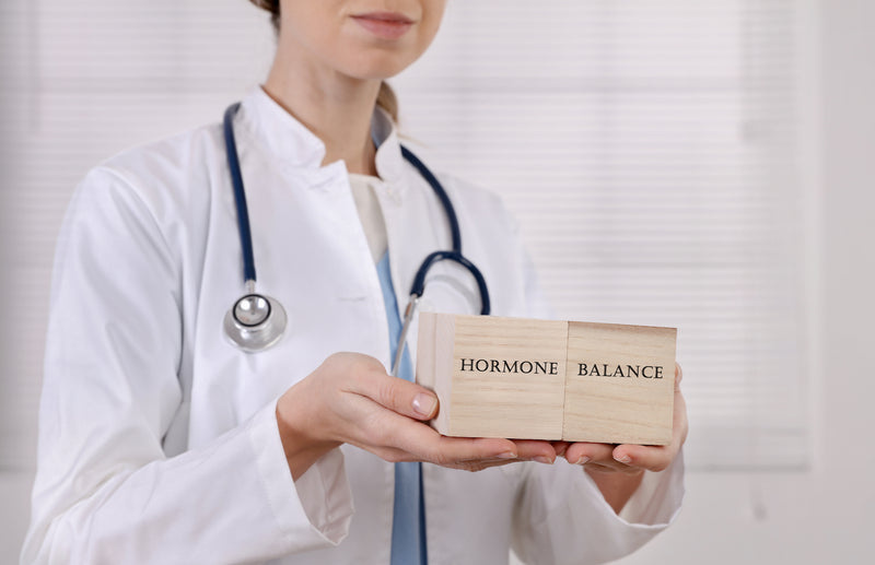 Arzt hält Schild mit Aufschrift Hormon Balance