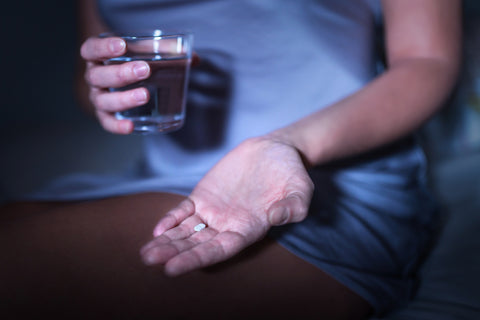 Frau Schlafanzug Glas Schlaftablette Hand