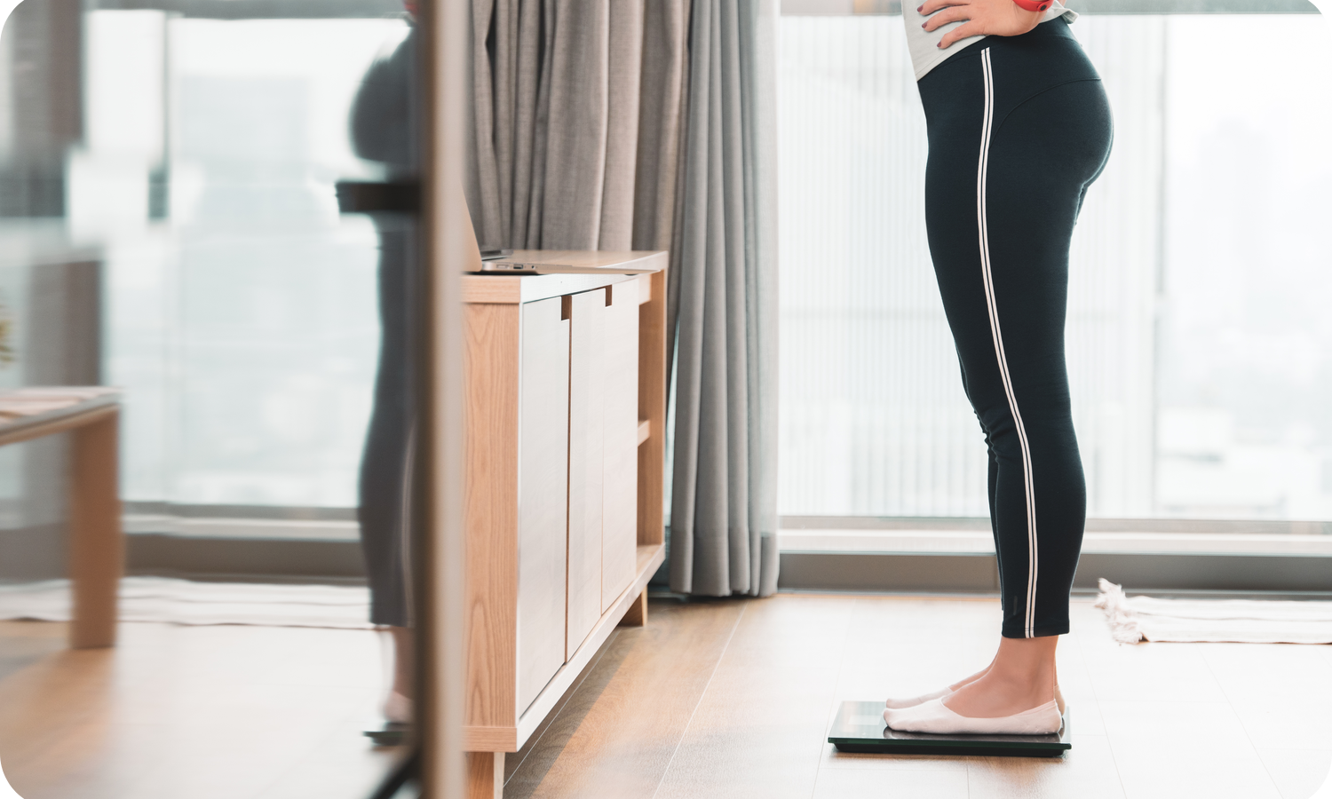 Person steht auf einer Waage