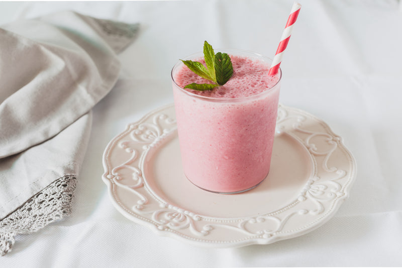Glas mit Erdbeer Milchshake mit Eiweißpulver