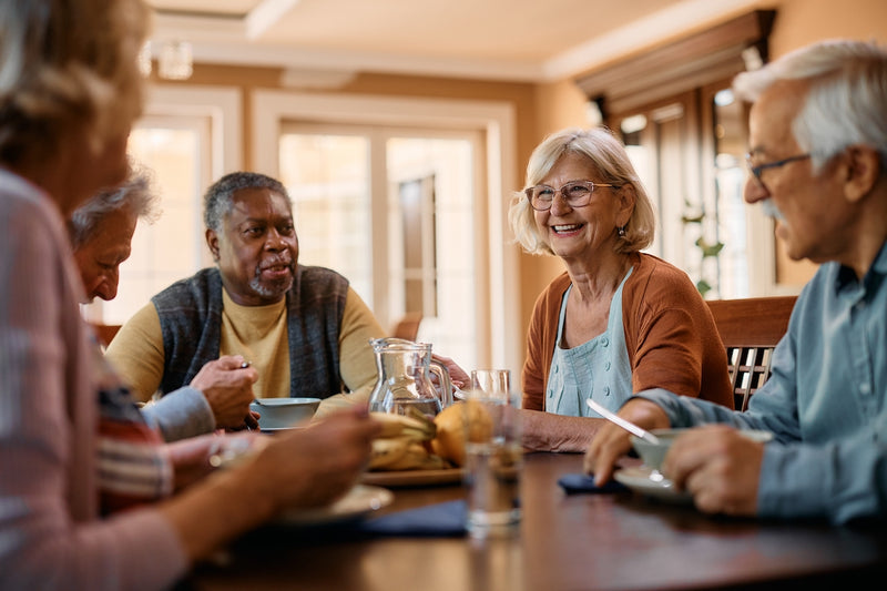 Longevity: Gruppe älterer Menschen isst gemeinsam