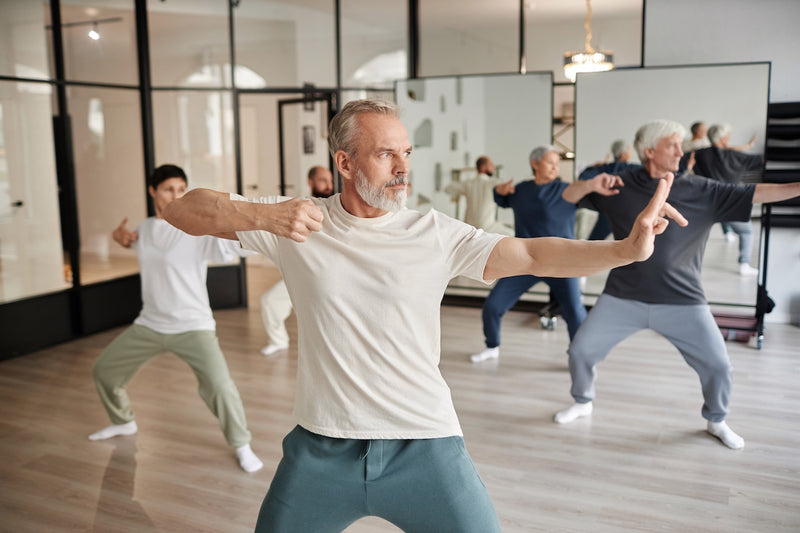 Longevity: Gruppe älterer Menschen macht Tai Chi