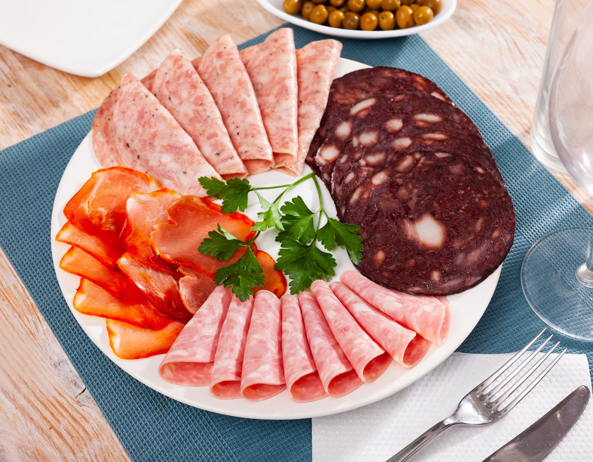 Teller mit verschiedenen Wurstsorten